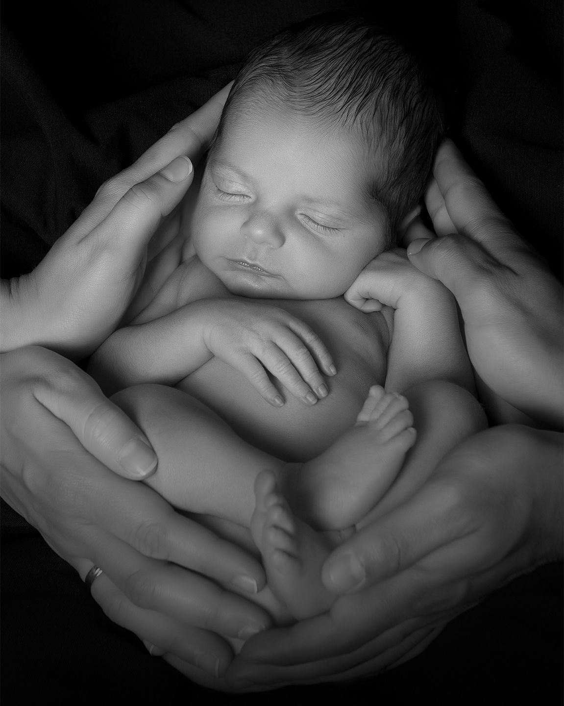 Aline Alcalde Fotografía - manosenvolviendobebe.jpg