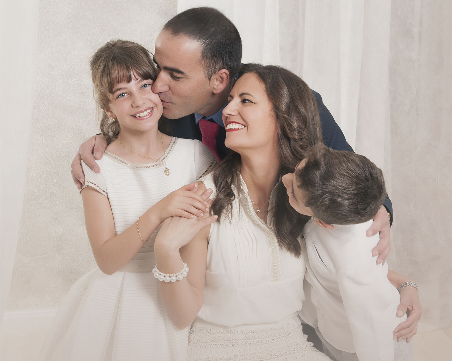 Aline Alcalde Fotografía - sesio-n-fotos-comunio-n-en-estudio-en-familia-jpg.jpg