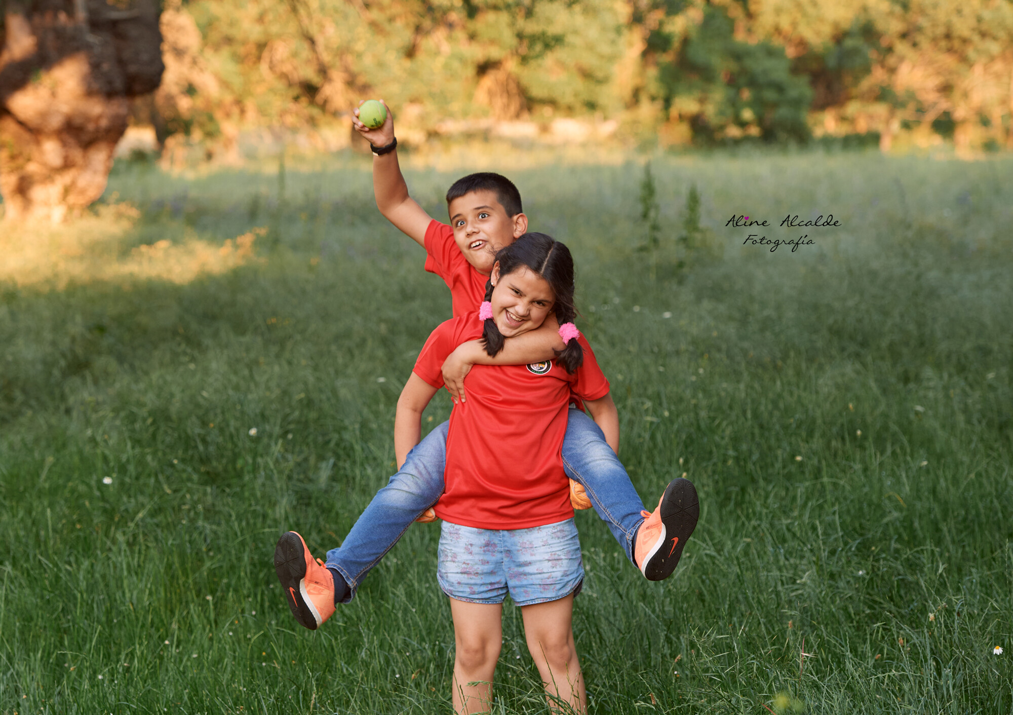 Aline Alcalde fotografía - hermanosjugando.jpg