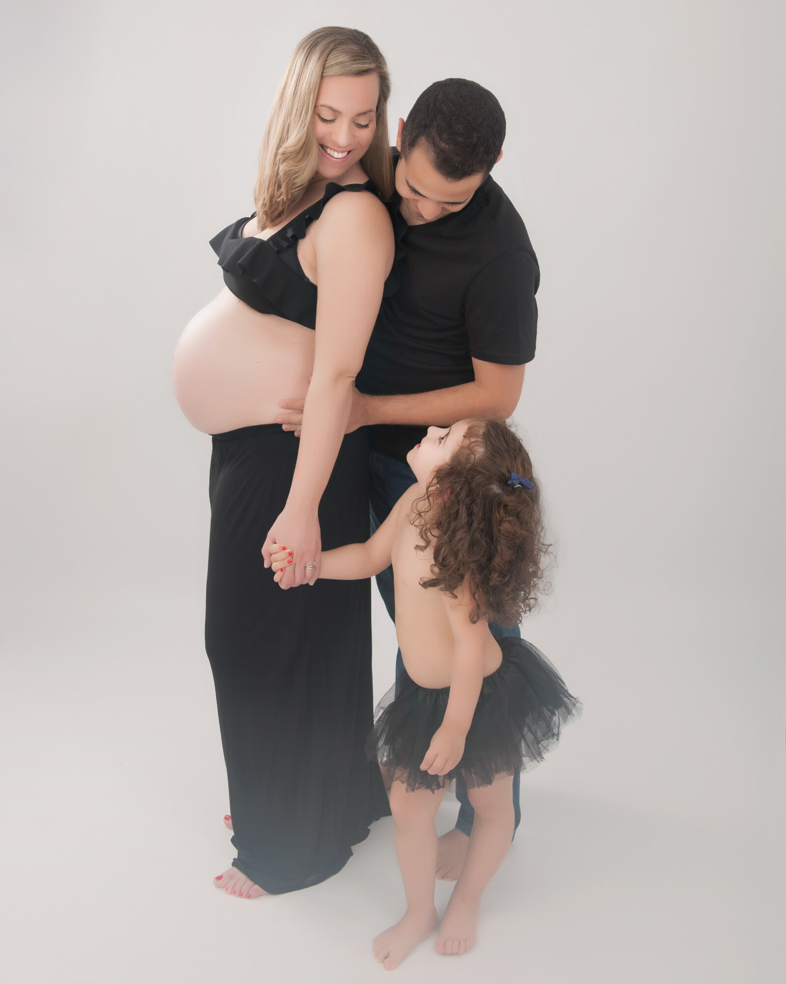 Aline Alcalde Fotografía - sesion-fotos-embarazo-diferentes-reportaje-fotogra-fico-en-estudio-de-embarazada-en-familia-fotos-arti-sticas-embarazada-madrid-colladovillalba-alinealcaldefotografia-01.jpg